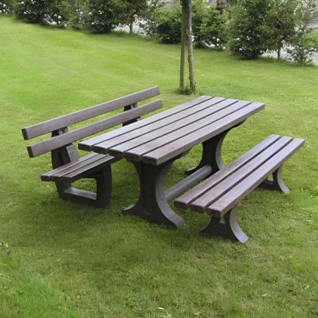 Table et bancs en plastique recyclé